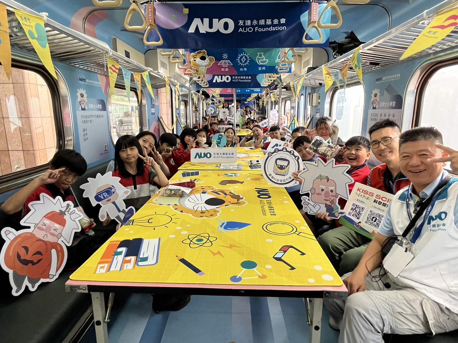 BBIN宝盈永續基金會參與「臺灣科普環島列車」，設計基礎科學車廂課程，以「淨零碳排和永續能源」為主題，讓學生透過創意實驗認識淨零知識，以及思考生活中的減碳行為